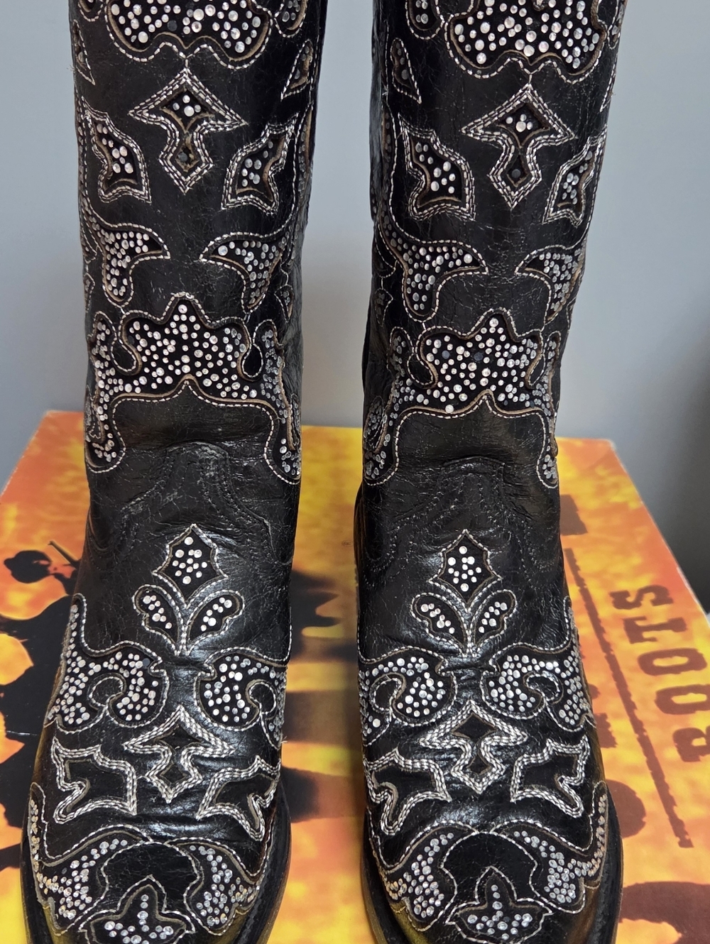 Like New🔥 Only Worn Few Times Women’s Black Western Boots with Inlay & Crystals
